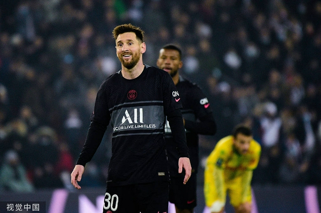  梅西法甲首球诞生，巴黎球迷热情高涨  